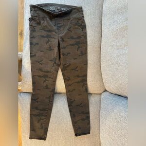 Rock and Republic Pull on skinny jeans